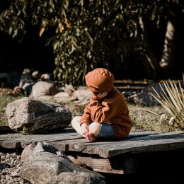 Smutny chłopiec, smutne dziecko w żałobie, wspomina, samotny,